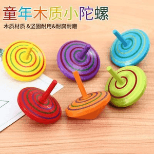 Çagalar üçin agaçdan ýasalan kiçijek oýnawaç.