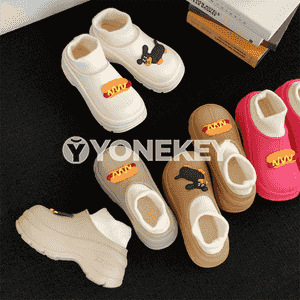 Gyzlaryň täze görnüş suw geçirmeýän gyş aýakgaplary.