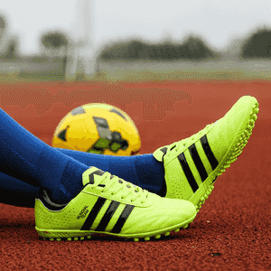 Erkekler üçin niýetlenen futbol aýakgaplary.