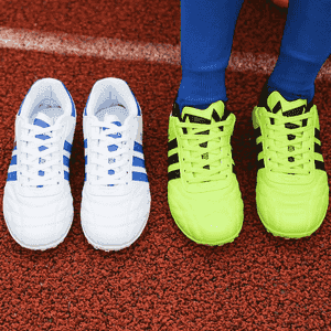 Erkekler üçin niýetlenen futbol aýakgaplary.