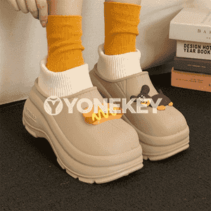 Gyzlaryň täze görnüş suw geçirmeýän gyş aýakgaplary.