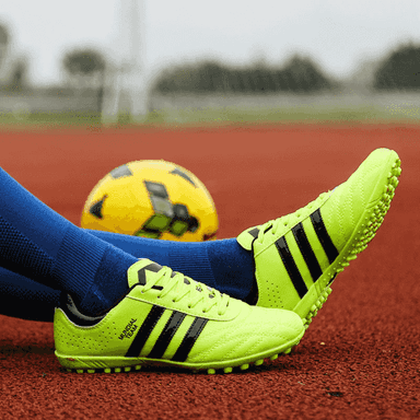 Erkekler üçin niýetlenen futbol aýakgaplary.