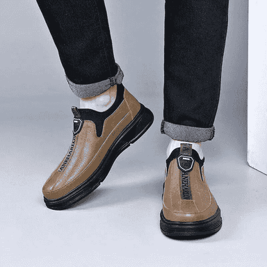 Oglanlar üçin täze tendensiýa owadan moda aýakgaplary.