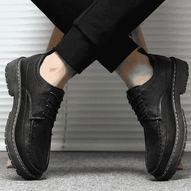 Erkekler üçin klassik aýakgaplar.