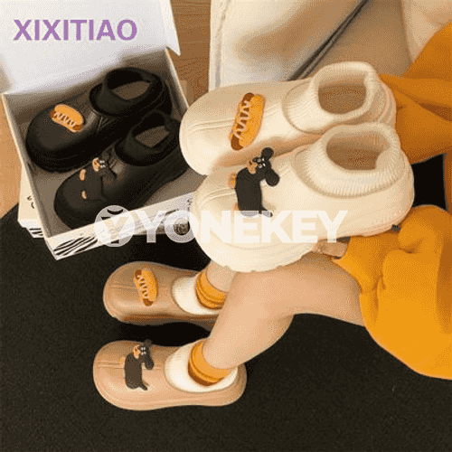 Gyzlaryň täze görnüş suw geçirmeýän gyş aýakgaplary.