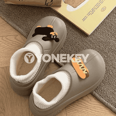 Gyzlaryň täze görnüş suw geçirmeýän gyş aýakgaplary.